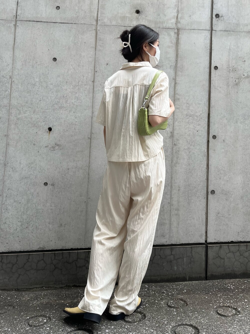 ベージュ系のスラックス、ベージュ系のシャツ/ブラウス、ベージュ系のローファーを着用したレディースの夏コーディネートの2枚目の写真