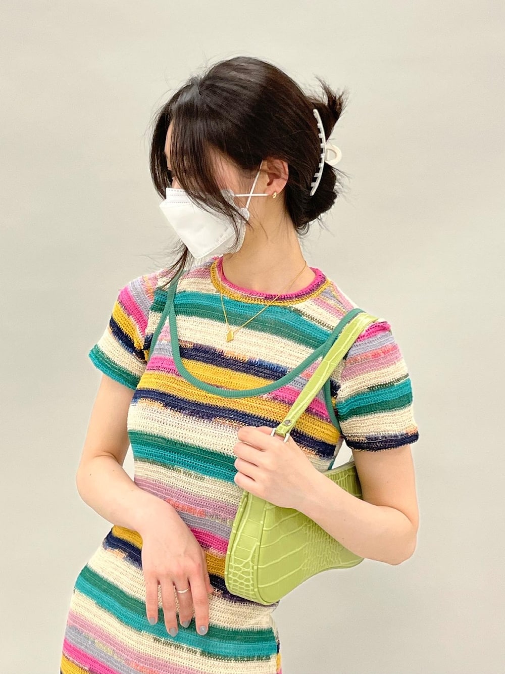 グリーン系のワンピース、グリーン系のTシャツ/カットソーを着用したレディースの春コーディネートの3枚目の写真