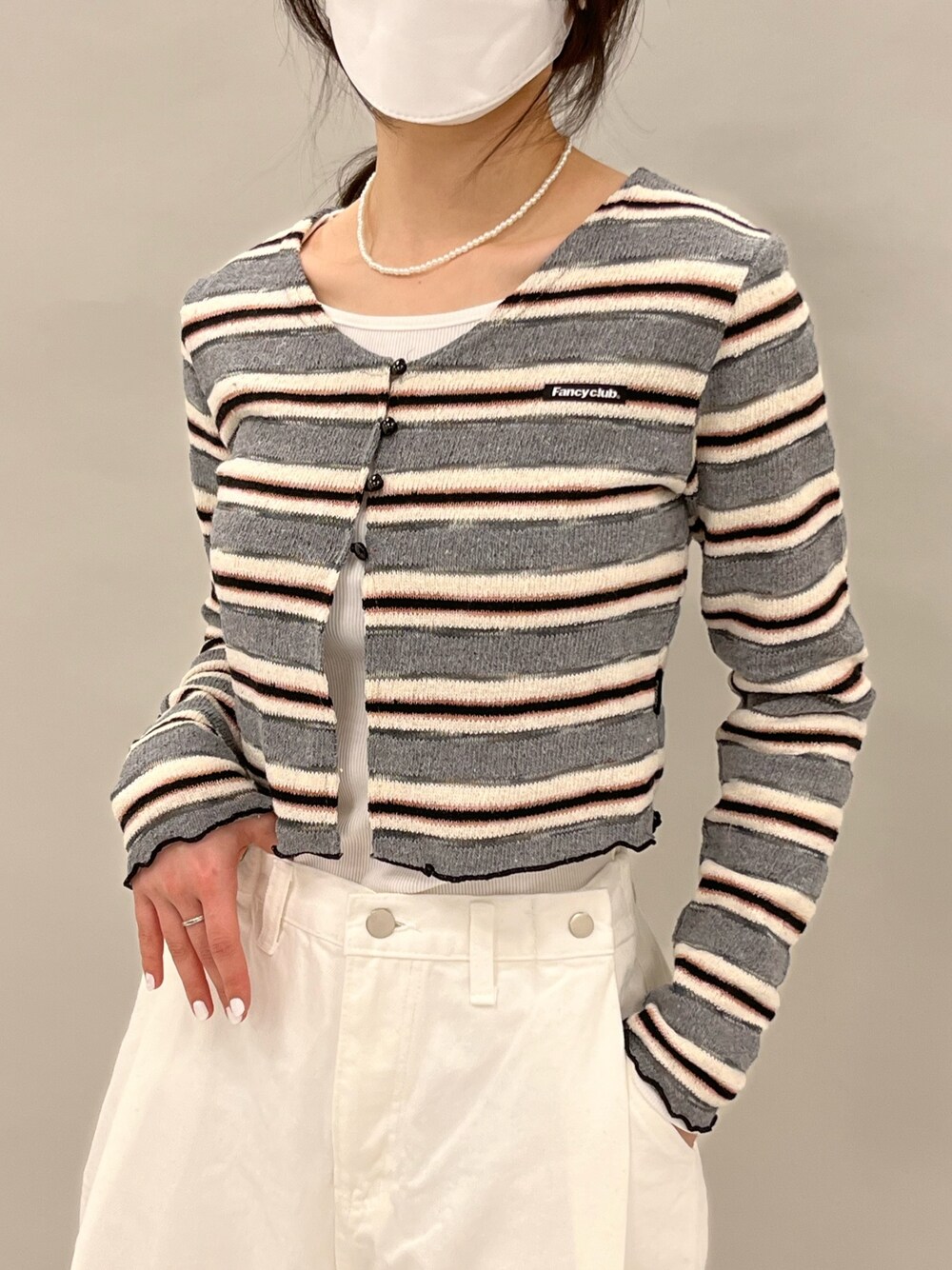 ベージュ系のその他パンツを着用したレディースの春コーディネートの3枚目の写真