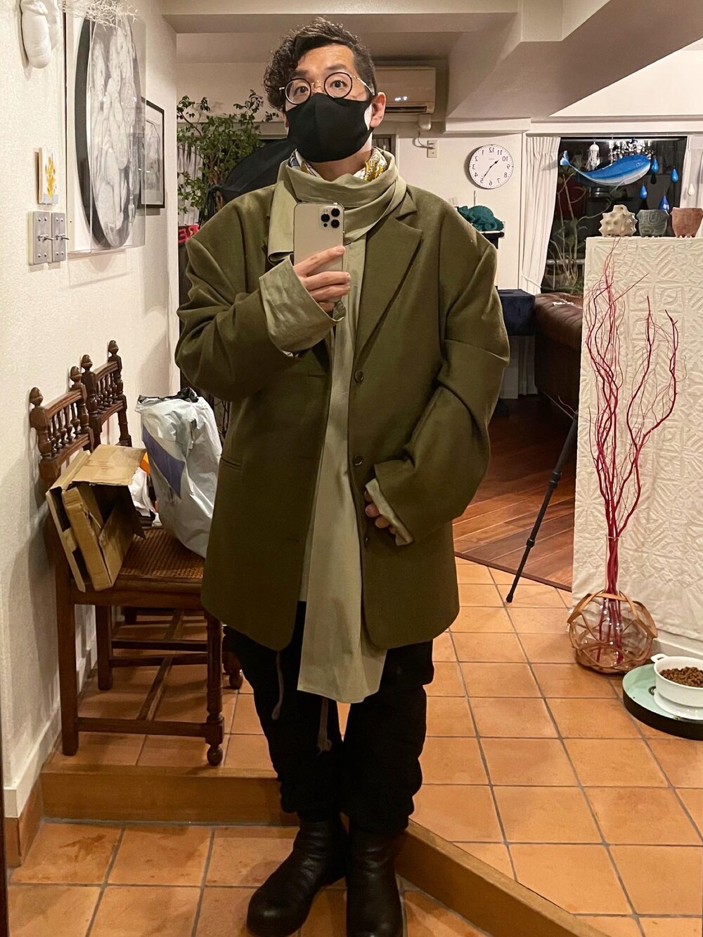 「オーバーサイズ、オーバーサイズシャツ、ビッグシルエット、ビックシルエット、ジャケット、オリーブ、パワーショルダー、ゆるコーデ、ゆったりコーデ、ゆったりシルエット、アーミー、軍パン、アーミージャケット、ブーツ、だから秋服が好き」｜「HED MAYNERのアイテム（シャツ/ブラウス、グリーン系）」を使った、www.cadechire.jpさん（メンズ・173cm）の秋コーディネートの1枚目の写真
