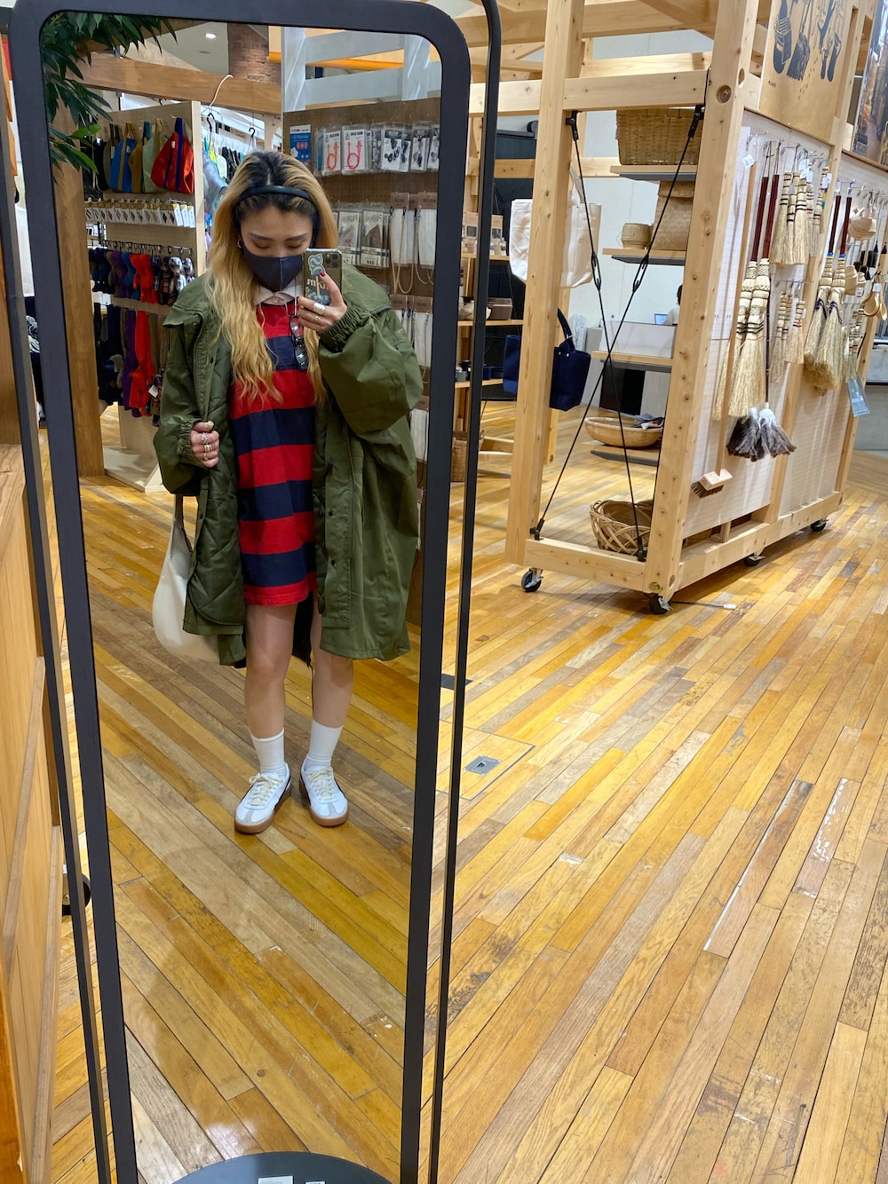 「カジュアル、ootd、ビッグシルエット、古着、休日コーデ、ミリタリージャケット、モッズコート、金髪ロング、冬コーデ、AW、AWコーデ、ポロシャツワンピース、チャオパニック(Ciaopanic)、PUMA、Polo Ralph Lauren」｜「POLO RALPH LAURENのアイテム（ポロシャツ、レッド系）」を使った、🅰️さん（レディース・152cm）の秋コーディネートの1枚目の写真