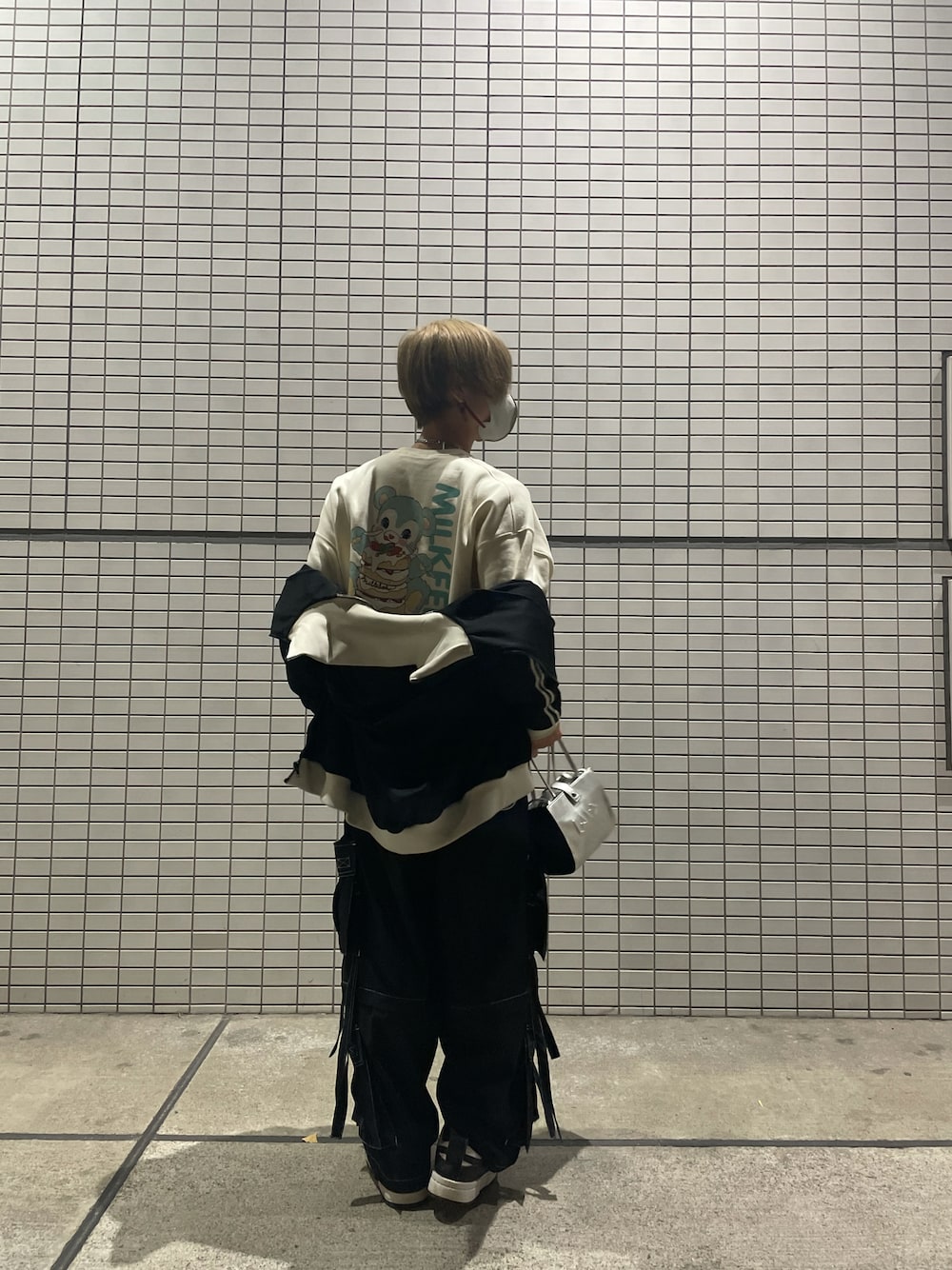 「ストリート、オーバーサイズ、スニーカーコーデ、ビッグシルエット、ブラック、モノトーンコーデ、ブラックコーデ、GALFY、MILKFED.、WHO’S WHO gallery、LAND by MILKBOY、おしゃれさんと繋がりたい、スニーカー、NIKE、カーゴパンツ」｜「Landのアイテム（ハンドバッグ、シルバー系）」を使った、TERURUさん（メンズ・169cm）の冬コーディネートの1枚目の写真