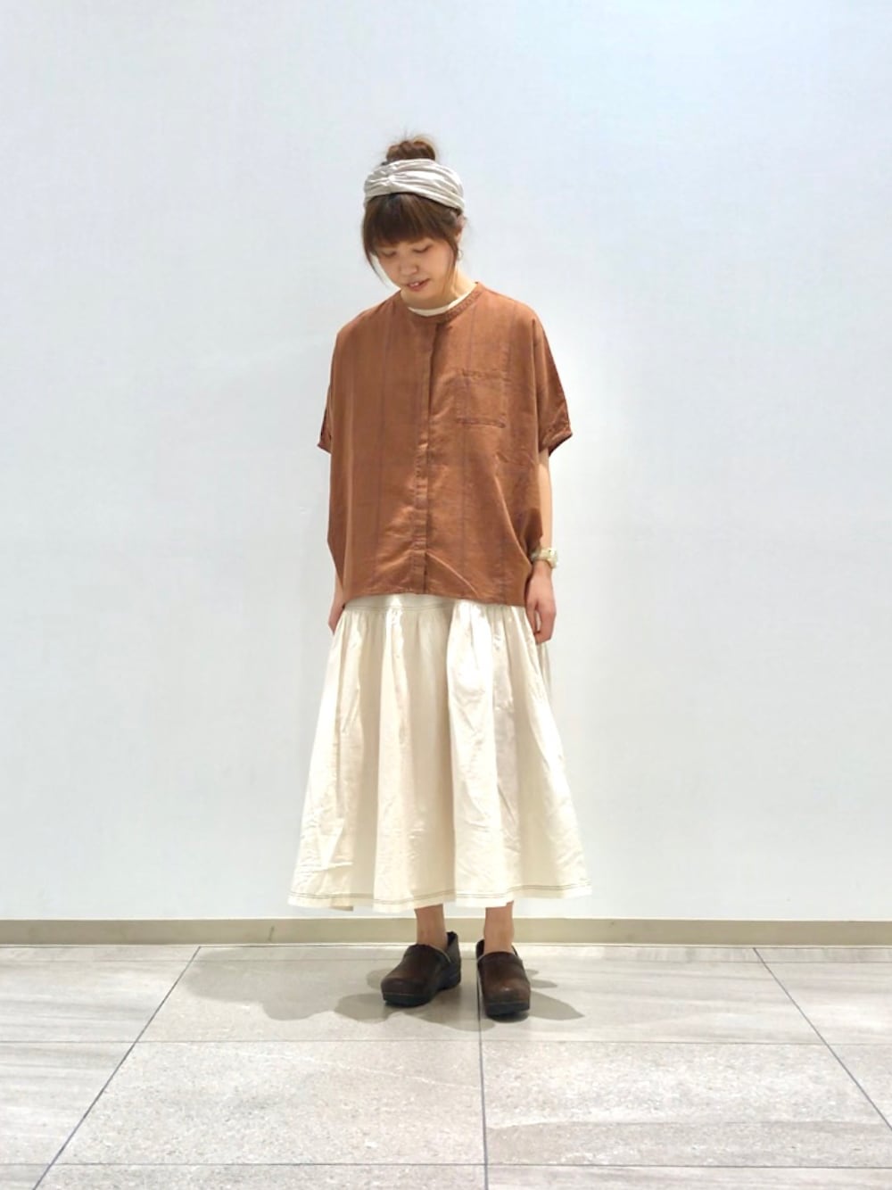 ブラウン系のシャツ/ブラウス、ホワイト系のスカートを着用したレディースの夏コーディネートの1枚目の写真