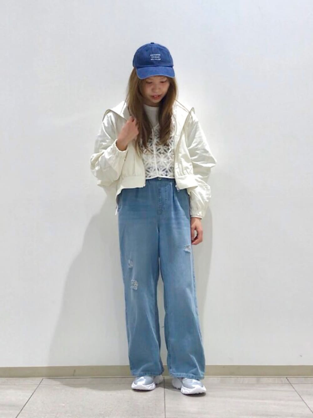 「Samansa Mos2 blue、カジュアルコーデ、プチプラ、ロンT、レース、デニム、スニーカー、春コーデ、ママコーデ」｜「Samansa Mos2 blueの【撥水】ドルマンスリーブマウンテンパーカー（ブルゾン、ホワイト系）」を使った、akane さん（レディース・160cm）の春コーディネートの1枚目の写真