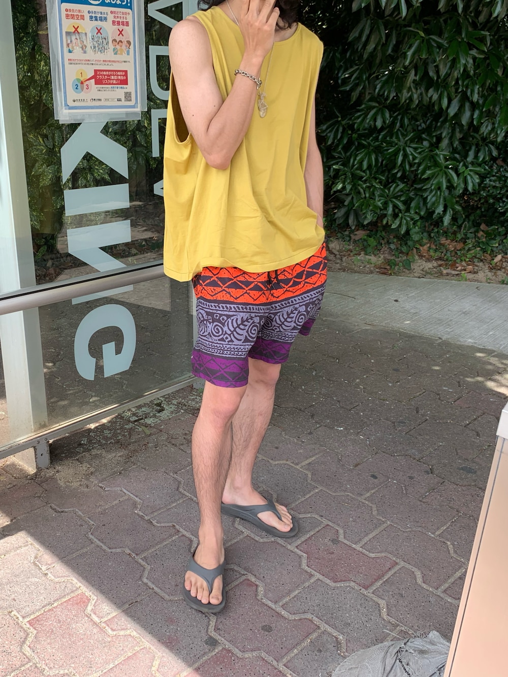 「ootd、ノースリーブ、スイムショーツ、海、oofos、大人カジュアル、柄ショーツ、短パン」｜「OOFOSのアイテム（サンダル、グレー系）」を使った、yut@さん（メンズ・173cm）の夏コーディネートの1枚目の写真