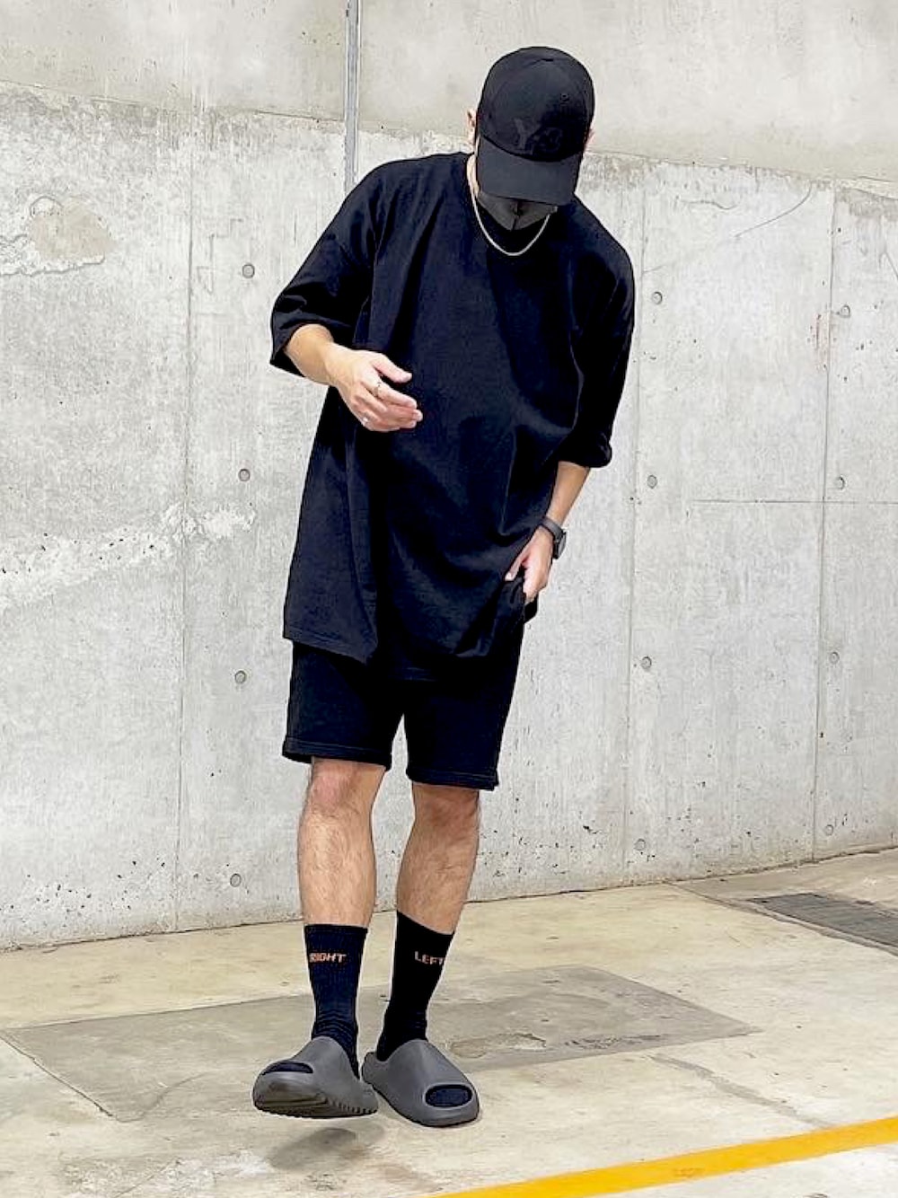 Yeezyのサンダルを使った人気ファッションコーディネート（年齢：25歳 