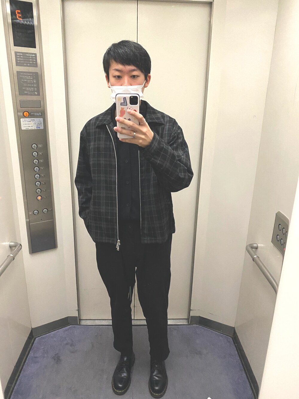 「ブラック、オールブラック、Dr.Martens、今日のコーデ、スマホケース、BTS」｜「GLOBAL WORKのアイテム（ジャケット/アウター、ブラック系）」を使った、かつみさん（メンズ・178cm）の秋コーディネートの1枚目の写真