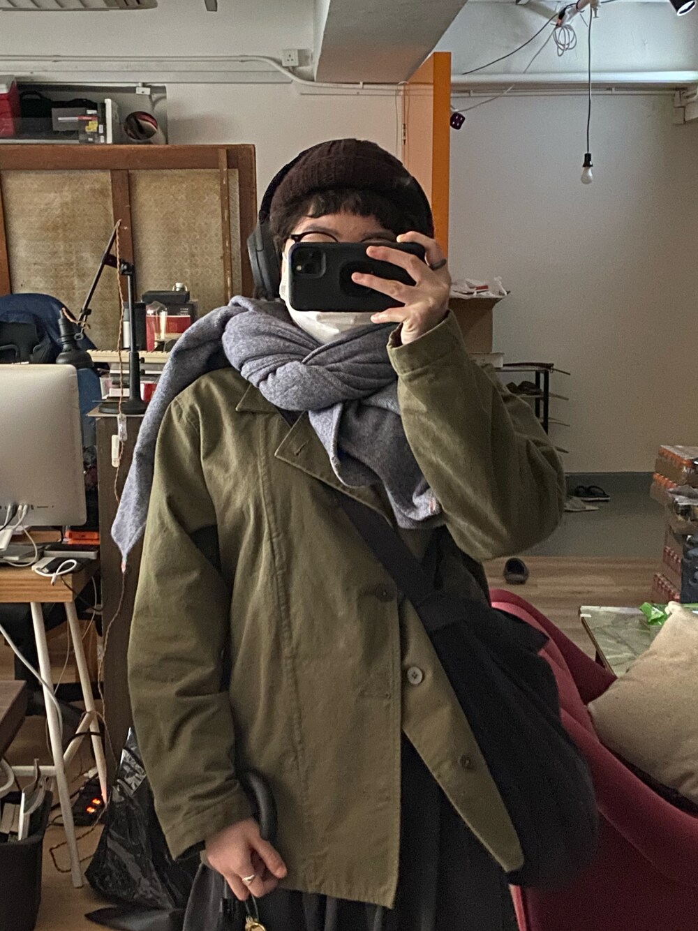 「Mrs.workwareのアイテム（スカート、ブラック系）」を使った、Cynthia Mokさん（レディース・160cm）の冬コーディネートの1枚目の写真