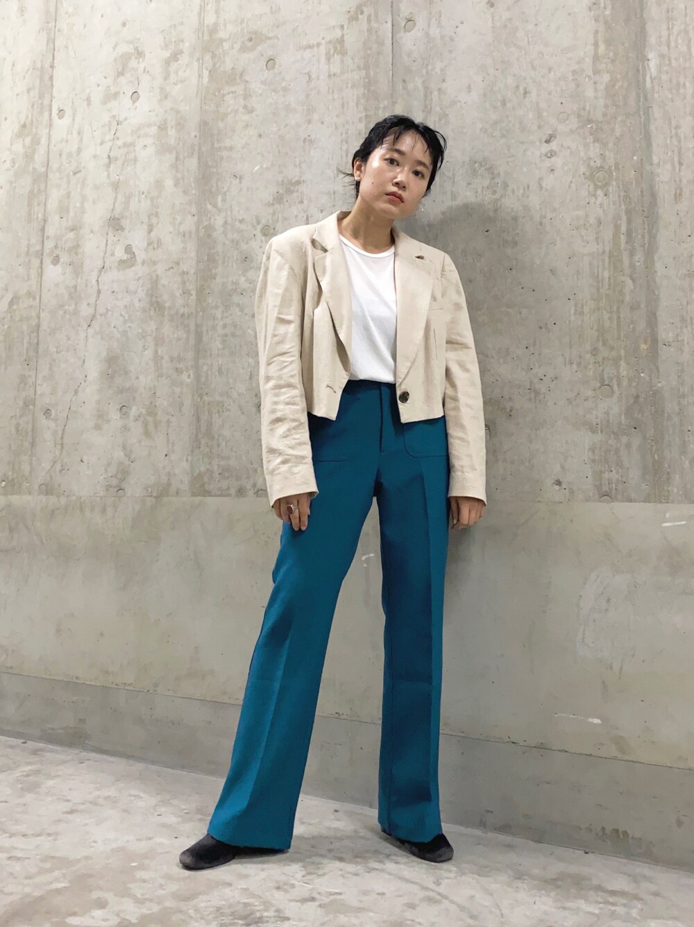 「カラーパンツ、フレアパンツ、秋服準備はじめました、ショートブーツ、ベロア、KBF、低身長、シンプル、ホワイト、ジャケット」｜「KBFのパッチポケットフレアパンツ（その他パンツ、ブルー系）」を使った、IMOKOさん（レディース・148cm）の秋コーディネートの1枚目の写真