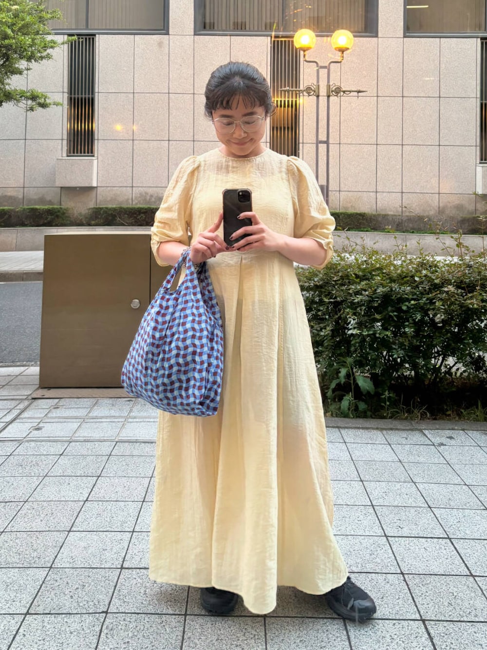 「スニーカー、サングラス、ロングワンピース、KBF、低身長、ボリューム袖、春カラーコーデ、骨格ストレート、エコバッグ、初夏のお出かけコーデ、ストレート×低身長、sip2412、kbfで選ぶ春」｜「KBFのギャザースリーブフレアワンピース（ワンピース、イエロー系）」を使った、IMOKOさん（レディース・148cm）の春コーディネートの1枚目の写真