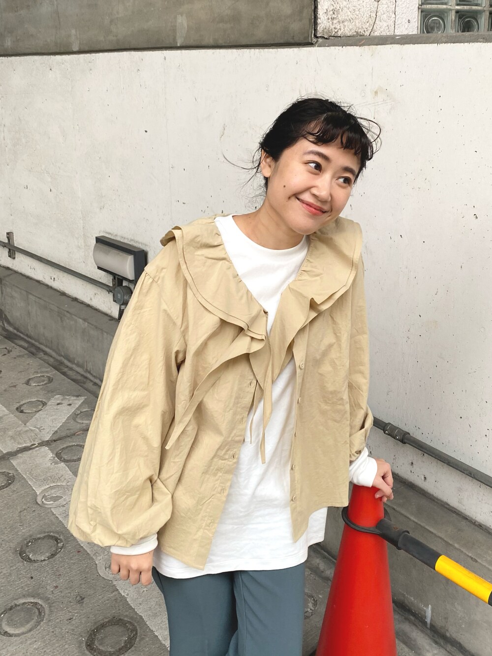 「ブラウス、ベージュ、カラーコーデ、今日のコーデ、シンプルコーデ、淡色コーデ、フリル、シャツスタイル、低身長、148cm、KBF」｜「KBFのフリルカラーボリュームスリーブブラウス（シャツ/ブラウス、ベージュ系）」を使った、IMOKOさん（レディース・148cm）の冬コーディネートの1枚目の写真