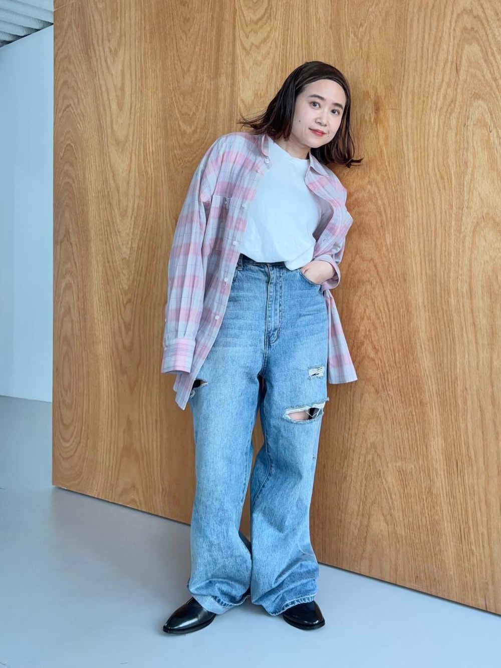 「デニム、ワイドパンツ、ブラウス、KBF、スカーフ、低身長、春コーデ、厚底、春スタイル、春カラーコーデ、骨格ストレート、ストレート×低身長、sip2412、先取り春色トップスコーデ、ブラウスが主役の春コーデ」｜「KBFのシアーチェックBIGシャツ（シャツ/ブラウス、ピンク系）」を使った、IMOKOさん（レディース・148cm）の春コーディネートの1枚目の写真