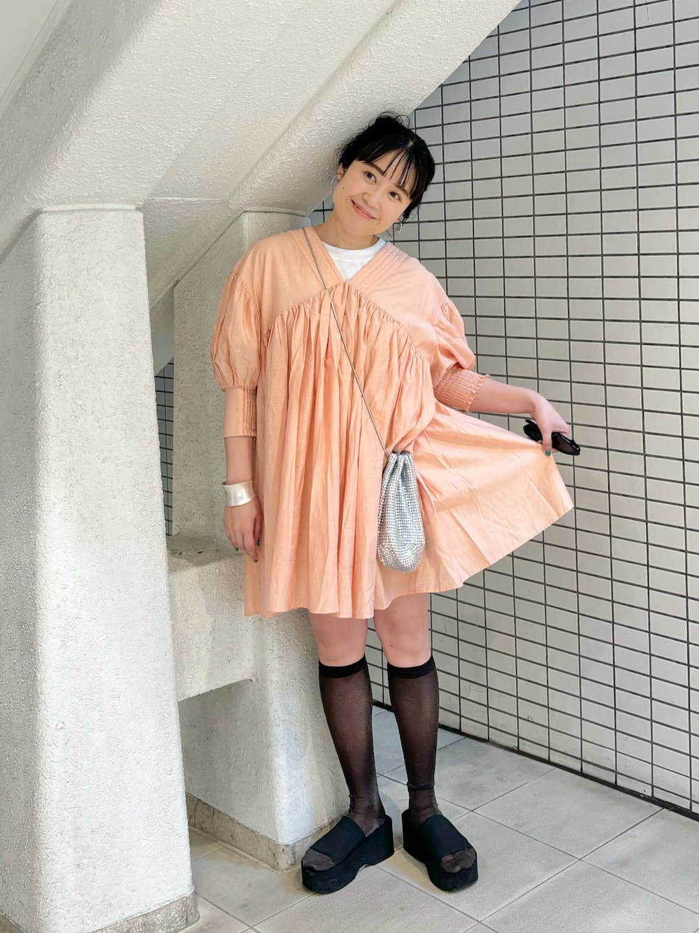 「春服みてみて、おでかけコーデ、春のNewスタイル、低身長、カジュアルスタイル、低身長コーデ、ミニワンピース、ワンピーススタイル、シアー、靴下、厚底サンダル、KBF」｜「KBFのボリュームギャザーミニワンピース（ワンピース、オレンジ系）」を使った、IMOKOさん（レディース・148cm）の春コーディネートの1枚目の写真