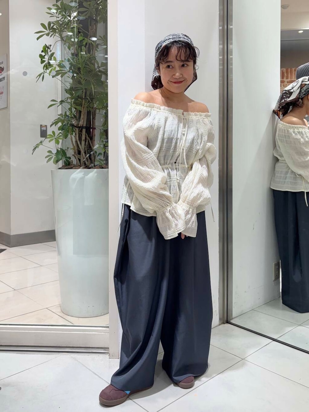 グレー系のその他パンツ、ホワイト系のシャツ/ブラウス、ブラウン系のスニーカーを着用したレディースの冬コーディネートの1枚目の写真