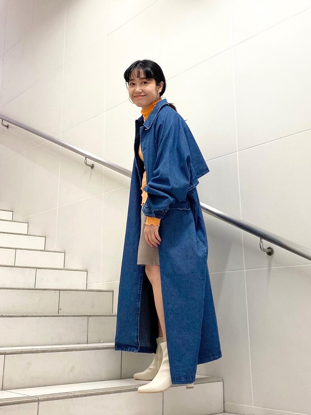 「春コーデ、デニム、ビッグシルエット、ショートブーツ、ロングコート、低身長コーデ、着回しコーデ、低身長、KBF」｜「KBFのステンカラーBIGBIGコート（ステンカラーコート、ブルー系）」を使った、IMOKOさん（レディース・148cm）の冬コーディネートの1枚目の写真