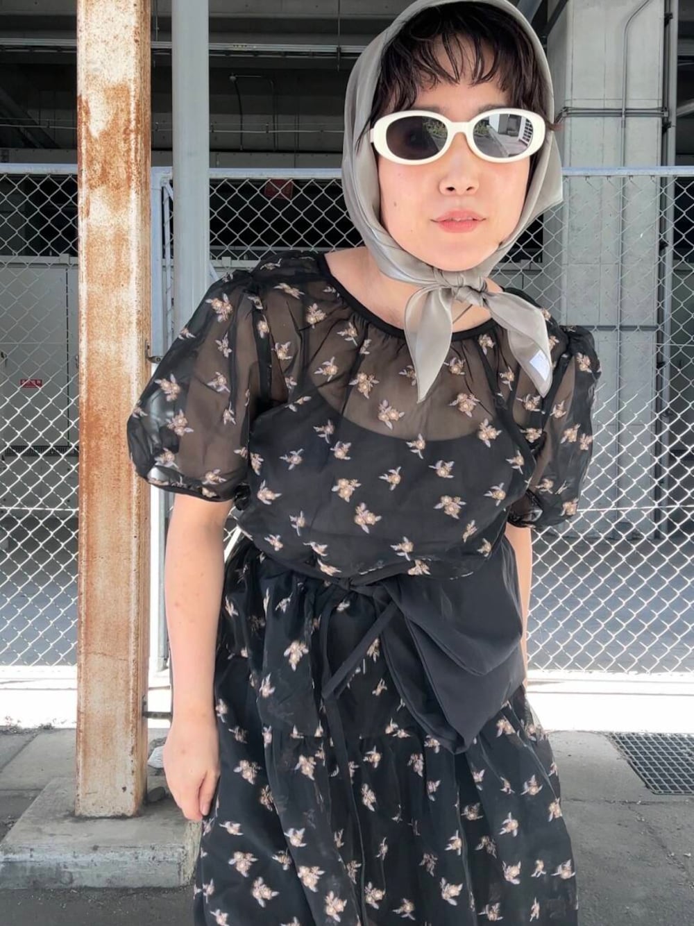 「ワンピース、サングラス、ロングワンピース、花柄、ブラック、KBF、シューズ、スカーフ、低身長、ショートパンツ、カラーコーデ、骨格ストレート、ショルダーバック、初夏のお出かけコーデ、sip2412」｜「KBFのシアージャガードワンピース（ワンピース、ブラック系）」を使った、IMOKOさん（レディース・148cm）の夏コーディネートの1枚目の写真