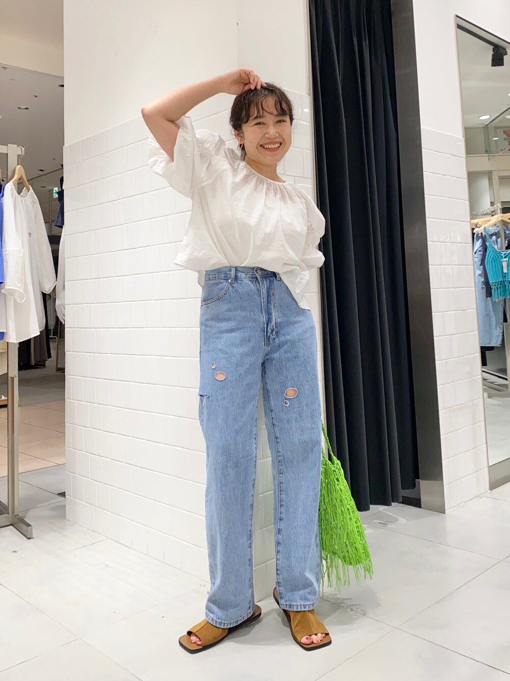 ホワイト系のシャツ/ブラウス、ブルー系のデニムパンツ、ブルー系のサンダルを着用したレディースの夏コーディネートの1枚目の写真