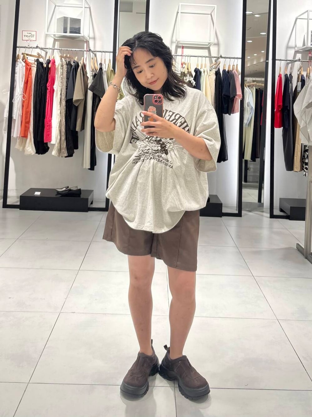 「カジュアル、Tシャツ、KBF、スリッポン、ショート丈、低身長、ショートパンツ、ロゴtee、骨格ストレート、初夏のお出かけコーデ、シャツが主役の夏コーデ、sip2412、kbfで選ぶ夏」｜「KBFのシャーリングプリントTEE（Tシャツ/カットソー、ベージュ系）」を使った、IMOKOさん（レディース・148cm）の夏コーディネートの1枚目の写真