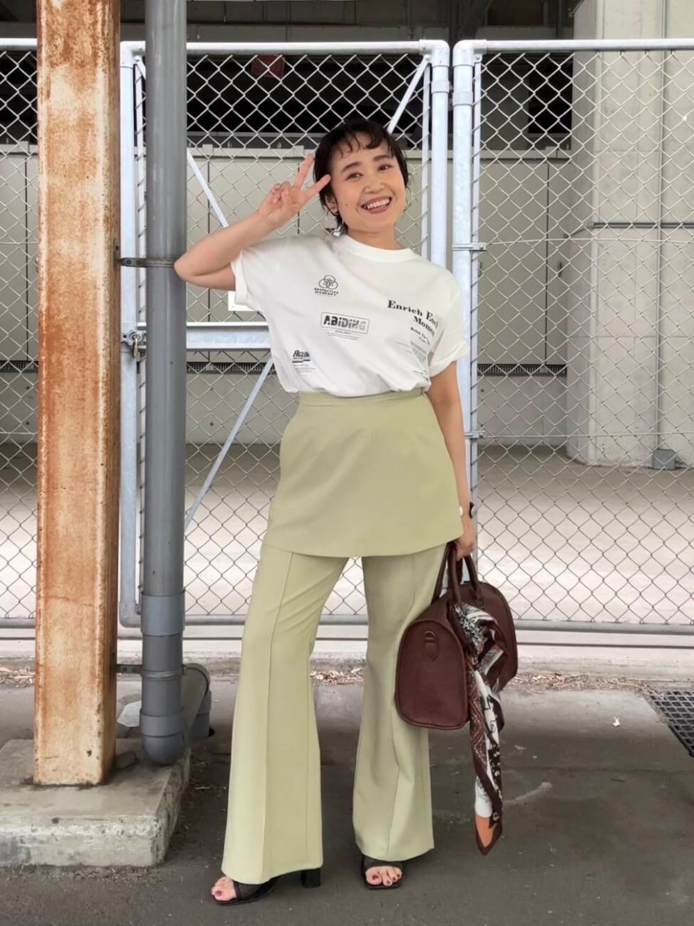「Tシャツ、パンプス、サンダル、KBF、レイヤードスタイル、パンツ、重ね着、低身長、ロゴtee、tee、骨格ストレート、初夏のお出かけコーデ、ストレート×低身長、sip2412」｜「KBFのヴィンテージライクボストンBAG（ボストンバッグ、ブラウン系）」を使った、IMOKOさん（レディース・148cm）の春コーディネートの1枚目の写真