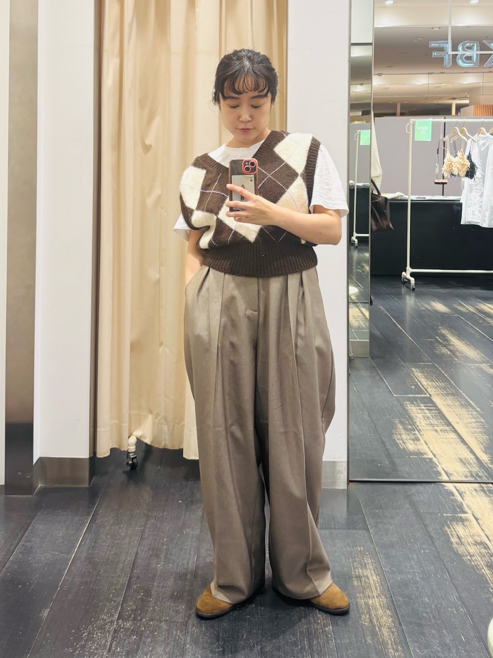 「最旬ブラウンコーデ、ベスト、スラックス、スラックスパンツ、秋服準備はじめました、アーガイル柄、お出かけコーデ、KBF、低身長、低身長コーデ、低身長女子、骨格ストレート」｜「KBFのアーガイルニットベスト（ベスト、ブラウン系）」を使った、IMOKOさん（骨格ストレート・レディース・148cm）の秋コーディネートの1枚目の写真