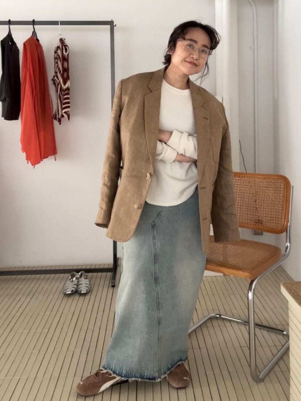 「デニム、ジャケット、メガネ、Tシャツ、オーバーサイズ、フリンジ、KBF、ワッフル、低身長、デニムスカート、春コーデ、台形スカート、プーマ、春スタイル、春カラーコーデ」｜「KBFのバックスリットデニムスカート（スカート、ブルー系）」を使った、IMOKOさん（レディース・148cm）の春コーディネートの1枚目の写真