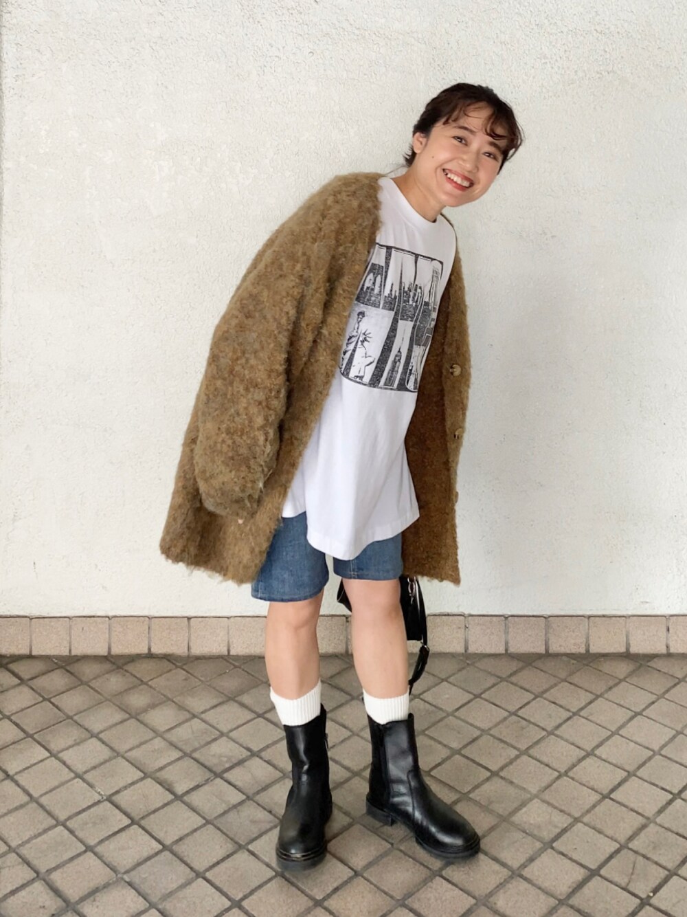 「秋服まるっと大公開、シャギーニット、オーバーサイズ、秋服コーデ、秋冬コーデ、パンツスタイル、Tシャツ、カジュアルコーデ、カーディガン、低身長コーデ、デニムパンツ、KBF、骨格ストレート」｜「KBFのシャギーBIGニットカーディガン（カーディガン/ボレロ、イエロー系）」を使った、IMOKOさん（レディース・148cm）の秋コーディネートの1枚目の写真