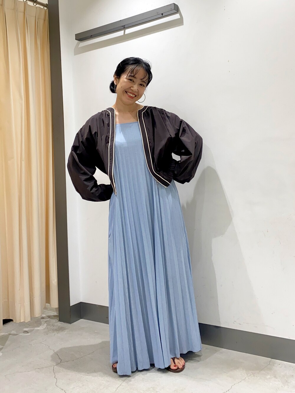 「ブルゾン、ジャケット、アウター、キャミワンピ、プリーツスカート、プリーツワンピース、ロングワンピース、ワンピース、夏、低身長、KBF」｜「KBFのタックギャザーブルゾン（ブルゾン、ブラウン系）」を使った、IMOKOさん（レディース・148cm）の夏コーディネートの1枚目の写真