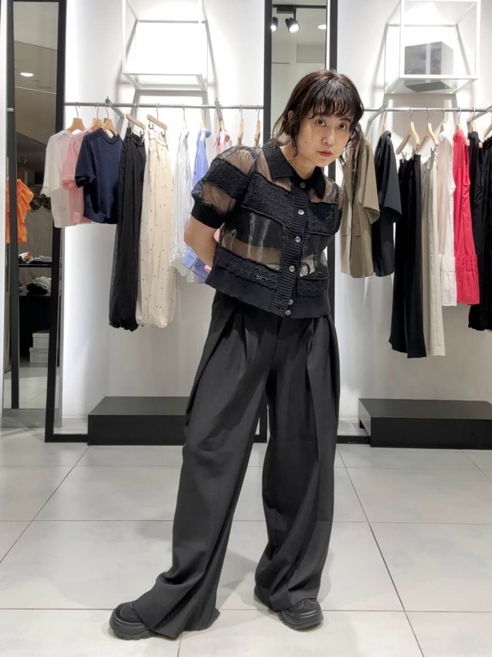 「シャツ、スラックス、モノトーン、ブラック、KBF、シューズ、スリッポン、低身長、シアーシャツ、クロシェ、初夏のお出かけコーデ、シャツが主役の夏コーデ、sip2412、kbfで選ぶ夏」｜「KBFのサイドタックスラックス（その他パンツ、ブラック系）」を使った、IMOKOさん（レディース・148cm）の夏コーディネートの1枚目の写真