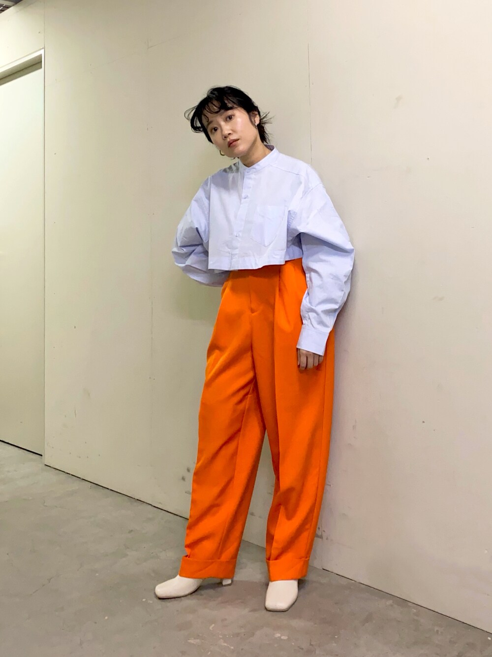 「カラーパンツ、ショートブーツ、ショート丈トップス、卒園式、春コーデ、カラーパレット、KBF、ブラウス、入学式」｜「KBFのセンタープレスWIDEストレートパンツ（その他パンツ、オレンジ系）」を使った、IMOKOさん（レディース・148cm）の冬コーディネートの1枚目の写真