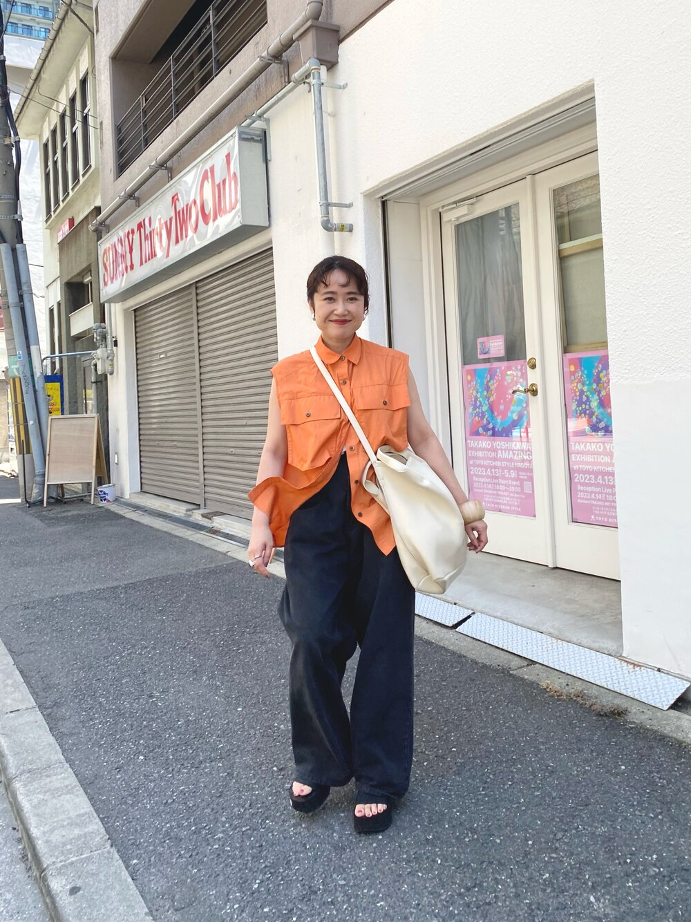 「着回しコーデ、ベスト、デニム、デニムパンツ、ショルダーバッグ、サンダル、ノースリーブ、カラーコーデ、モノトーン、低身長、低身長コーデ、148cm、骨格ストレート、KBF」｜「KBFのBIGポケットディティールブラウス（シャツ/ブラウス、オレンジ系）」を使った、IMOKOさん（レディース・148cm）の夏コーディネートの1枚目の写真