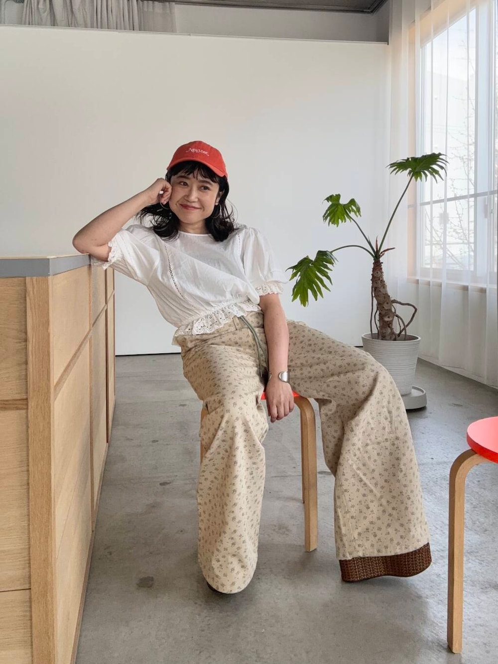 「ワイドパンツ、キャップ、KBF、低身長、クロップド丈、厚底サンダル、ボリューム袖、カラーコーデ、フリルブラウス、ドロストパンツ、春カラーコーデ、骨格ストレート、初夏のお出かけコーデ、ストレート×低身長、sip2412」｜「KBFの2WAYコンパクトレースブラウス（シャツ/ブラウス、ホワイト系）」を使った、IMOKOさん（レディース・148cm）の春コーディネートの1枚目の写真