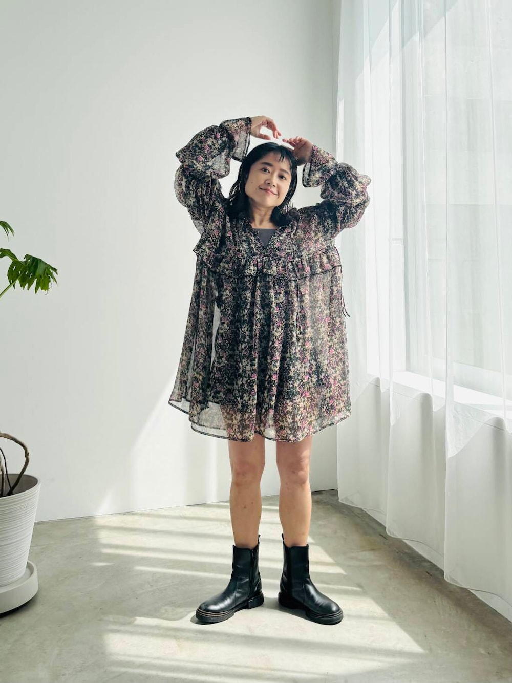 「ショートブーツ、花柄、KBF、シアー、低身長、春コーデ、チュニック、フラワー、ビックバック、春スタイル、春カラーコーデ、骨格ストレート、ショルダーバック、即戦力ブラウスコーデ、ストレート×低身長」｜「KBFのビッグショルダーギャザーBAG（ショルダーバッグ、ホワイト系）」を使った、IMOKOさん（レディース・148cm）の春コーディネートの1枚目の写真