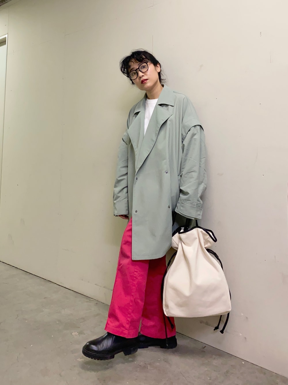 「カラーパレット、低身長コーデ、KBF、カラーパンツ、レイヤードスタイル、オーバーサイズ、大人カジュアル、ミリタリー、パーカー、トレンド」｜「KBFのBIGトレンチポンチョ（ポンチョ、グリーン系）」を使った、IMOKOさん（レディース・148cm）の冬コーディネートの1枚目の写真