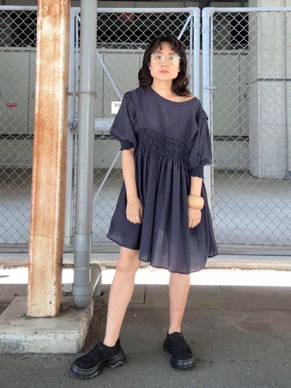 「ワンピース、メガネ、KBF、スリッポン、低身長、ショートパンツ、ボリューム袖、シャーリング、ミニワンピース、骨格ストレート、初夏のお出かけコーデ、sip2412、kbfで選ぶ夏」｜「KBFのサイクルカットパンツ（その他パンツ、グレー系）」を使った、IMOKOさん（レディース・148cm）の夏コーディネートの1枚目の写真