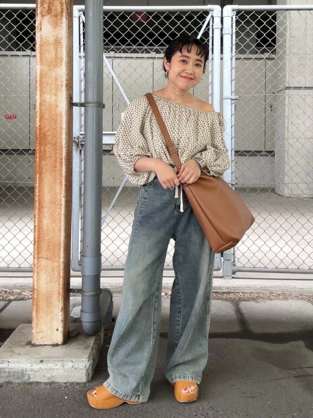 「シャツ、デニム、Tシャツ、花柄、サンダル、ブラウス、KBF、低身長、ボリューム袖、骨格ストレート、ショルダーバック、初夏のお出かけコーデ、ストレート×低身長、sip2412、トレンドシャツ」｜「KBFの『2サイズ展開』ドローストリングデニム（デニムパンツ、ブルー系）」を使った、IMOKOさん（レディース・148cm）の春コーディネートの1枚目の写真