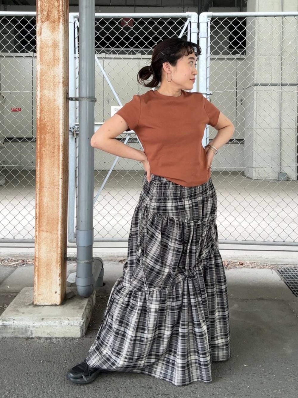 「シャツ、スニーカー、カジュアル、Tシャツ、ロングスカート、スカート、ブラウン、KBF、チェックスカート、低身長、無地t、骨格ストレート、初夏のお出かけコーデ、ストレート×低身長、sip2412」｜「KBFのリップケース付きショルダーBAG（ショルダーバッグ、ホワイト系）」を使った、IMOKOさん（レディース・148cm）の夏コーディネートの1枚目の写真