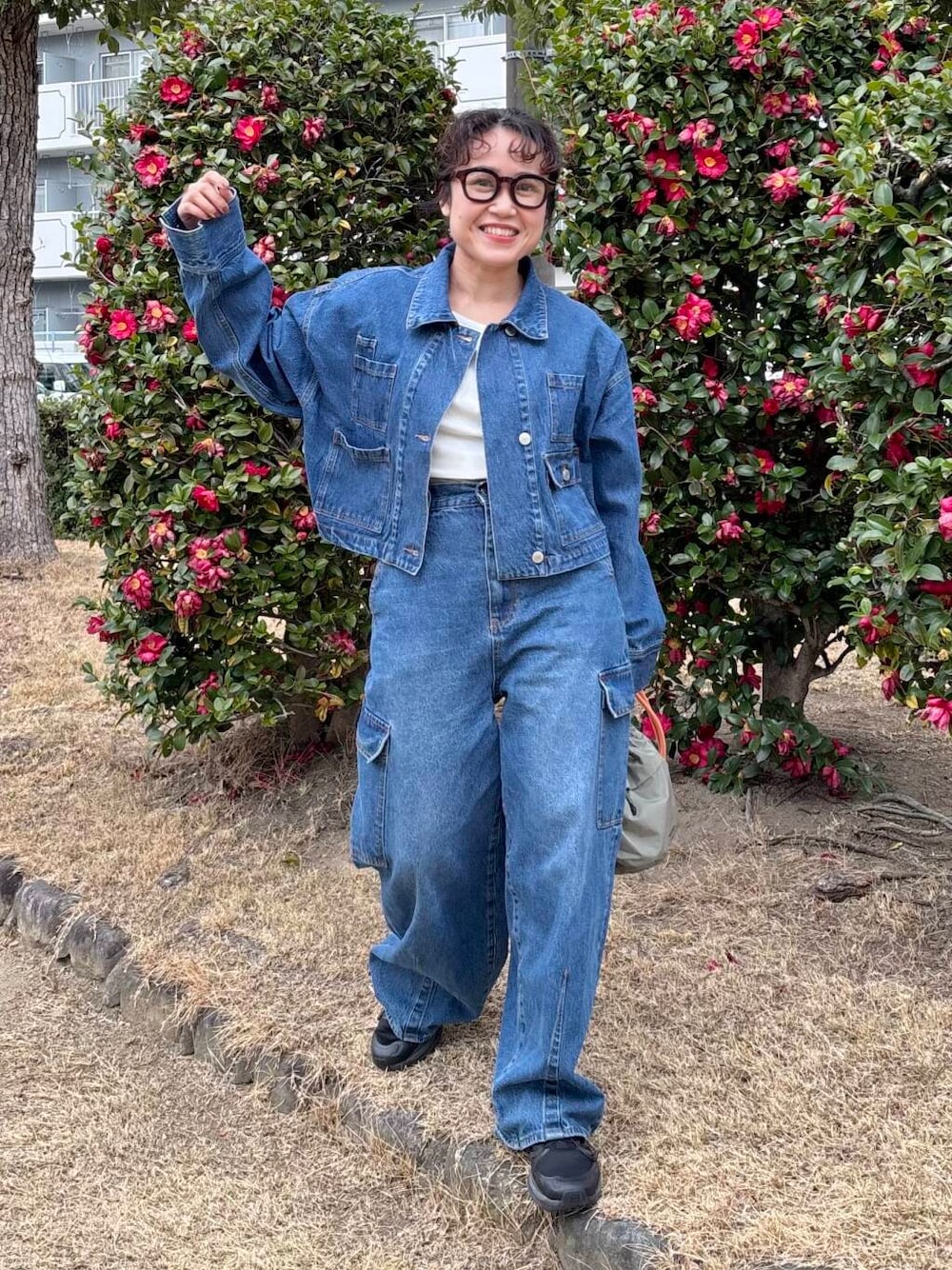 「デニム、スニーカー、ワイドパンツ、ジャケット、セットアップ、メガネ、KBF、デニムパンツ、レイヤードスタイル、シューズ、低身長、春スタイル、骨格ストレート、ストレート×低身長、sip2412」｜「KBFのカーブカーゴデニム（デニムパンツ、ブルー系）」を使った、IMOKOさん（レディース・148cm）の冬コーディネートの1枚目の写真