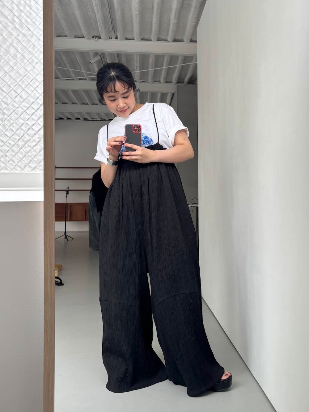 「ワイドパンツ、Tシャツ、KBF、サロペット、低身長、ロゴtee、bigtee、tee、骨格ストレート、初夏のお出かけコーデ、ストレート×低身長、sip2412」｜「KBFのボリュームサロペット（サロペット/オーバーオール、ブラック系）」を使った、IMOKOさん（レディース・148cm）の春コーディネートの1枚目の写真