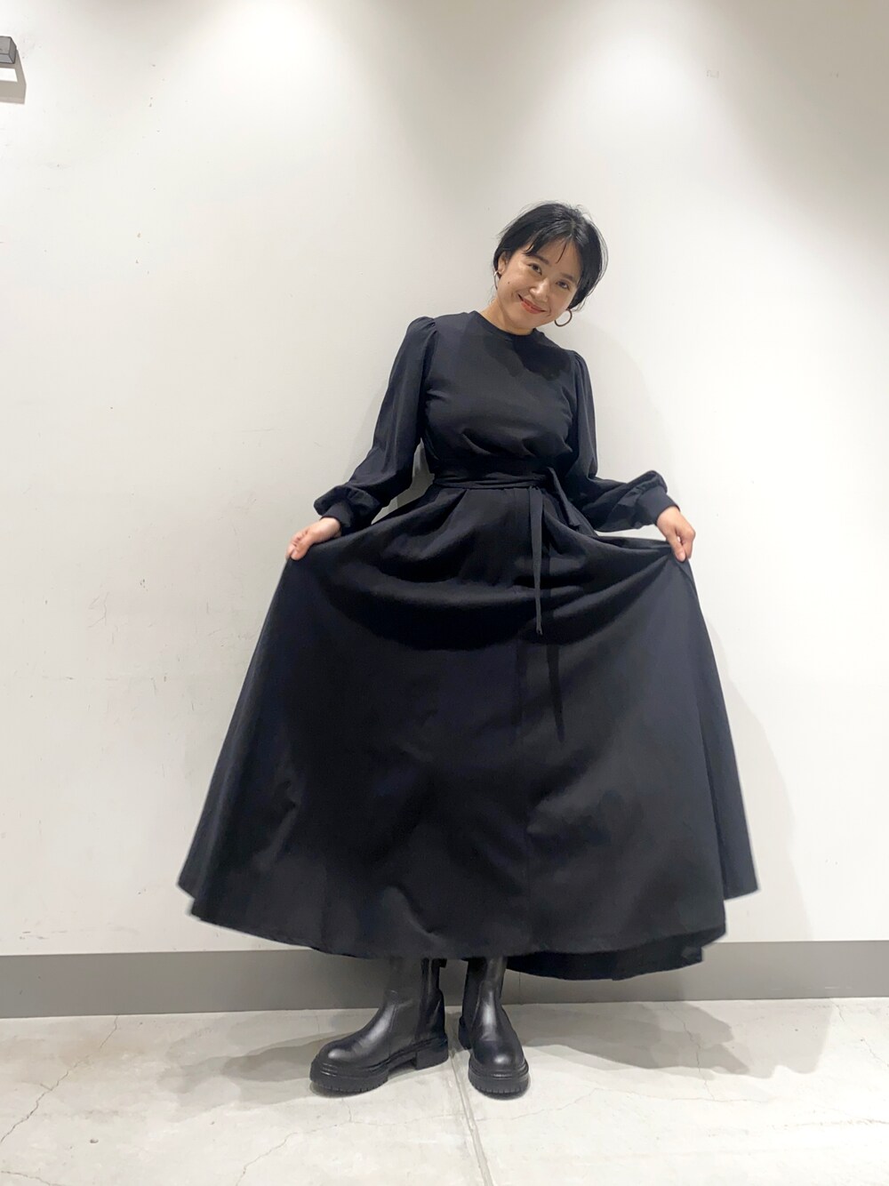 「秋のコーデ、ワンピース、サイドゴアブーツ、大人コーデ、秋服準備はじめました、低身長コーデ、ブラック、KBF、秋トレンド2021、通勤コーデ」｜「KBFのウエストリボンフレアカットワンピース（ワンピース、ブラック系）」を使った、IMOKOさん（レディース・148cm）の秋コーディネートの1枚目の写真