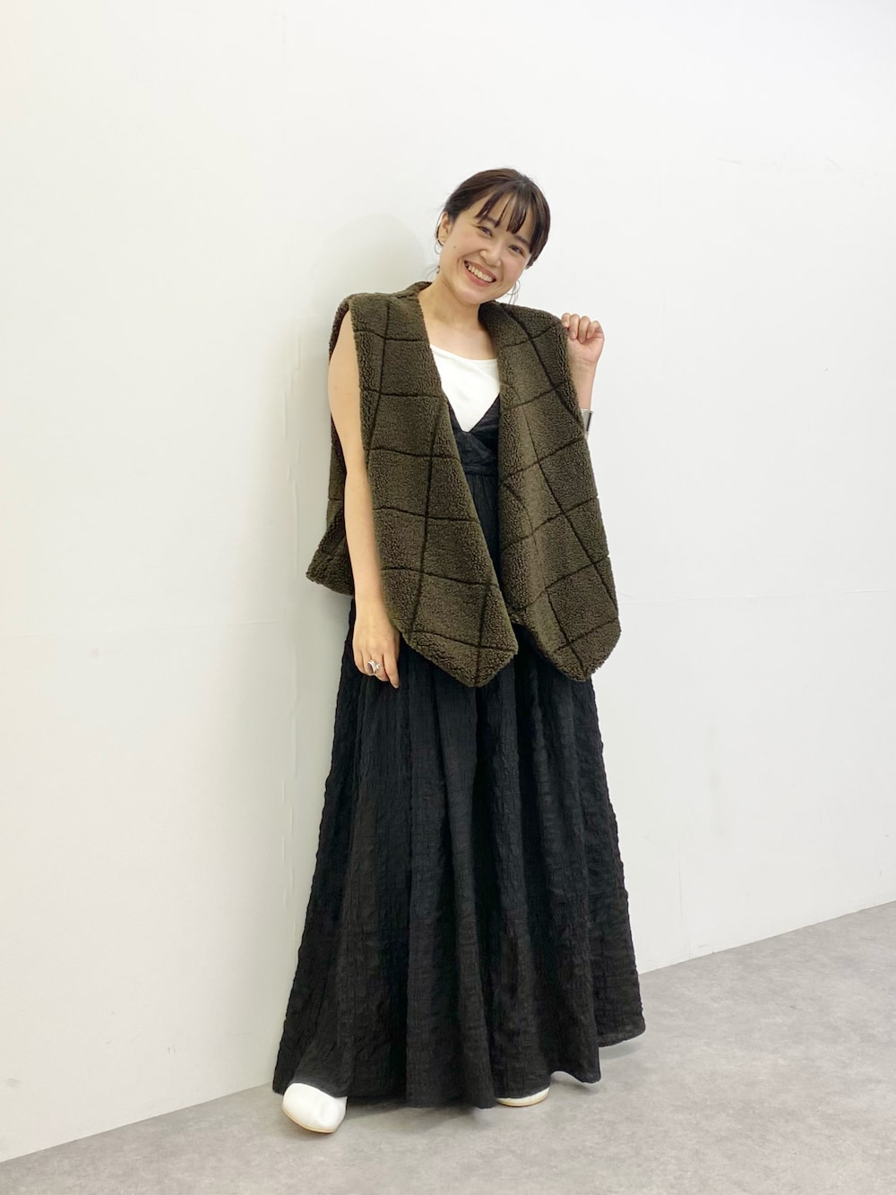 「キャミワンピ、ロングワンピース、ベスト、夏コーデ、低身長女子、先行予約、大人カジュアル、モノトーンコーデ、キャミソール、低身長コーデ、KBF」｜「KBFのマキシキャミワンピース（ワンピース、ブルー系）」を使った、IMOKOさん（レディース・148cm）の夏コーディネートの1枚目の写真