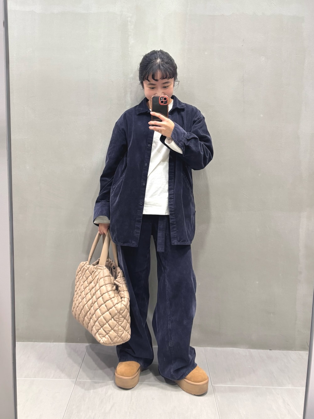 ブルー系のシャツ/ブラウス、ブルー系のその他パンツ、ブラウン系のショルダーバッグを着用したレディースの秋コーディネートの1枚目の写真