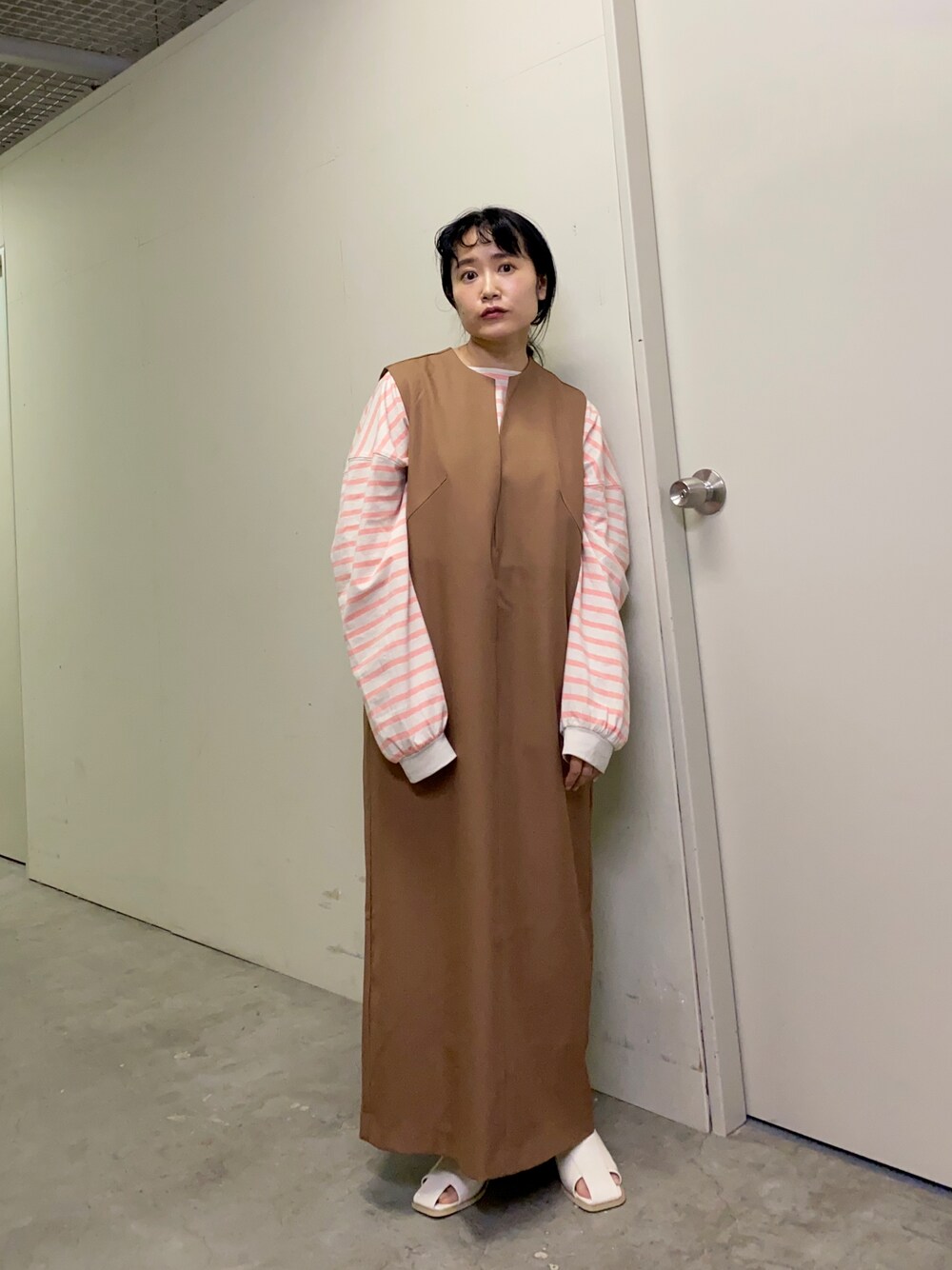 「ワンピース、パンプス、春服みてみて、春カラー、ボーダー、ピンク、KBF、低身長、ロングワンピース、ゆるコーデ」｜「KBFのキーネックIラインワンピース（ワンピース、ブラック系）」を使った、IMOKOさん（レディース・148cm）の春コーディネートの1枚目の写真