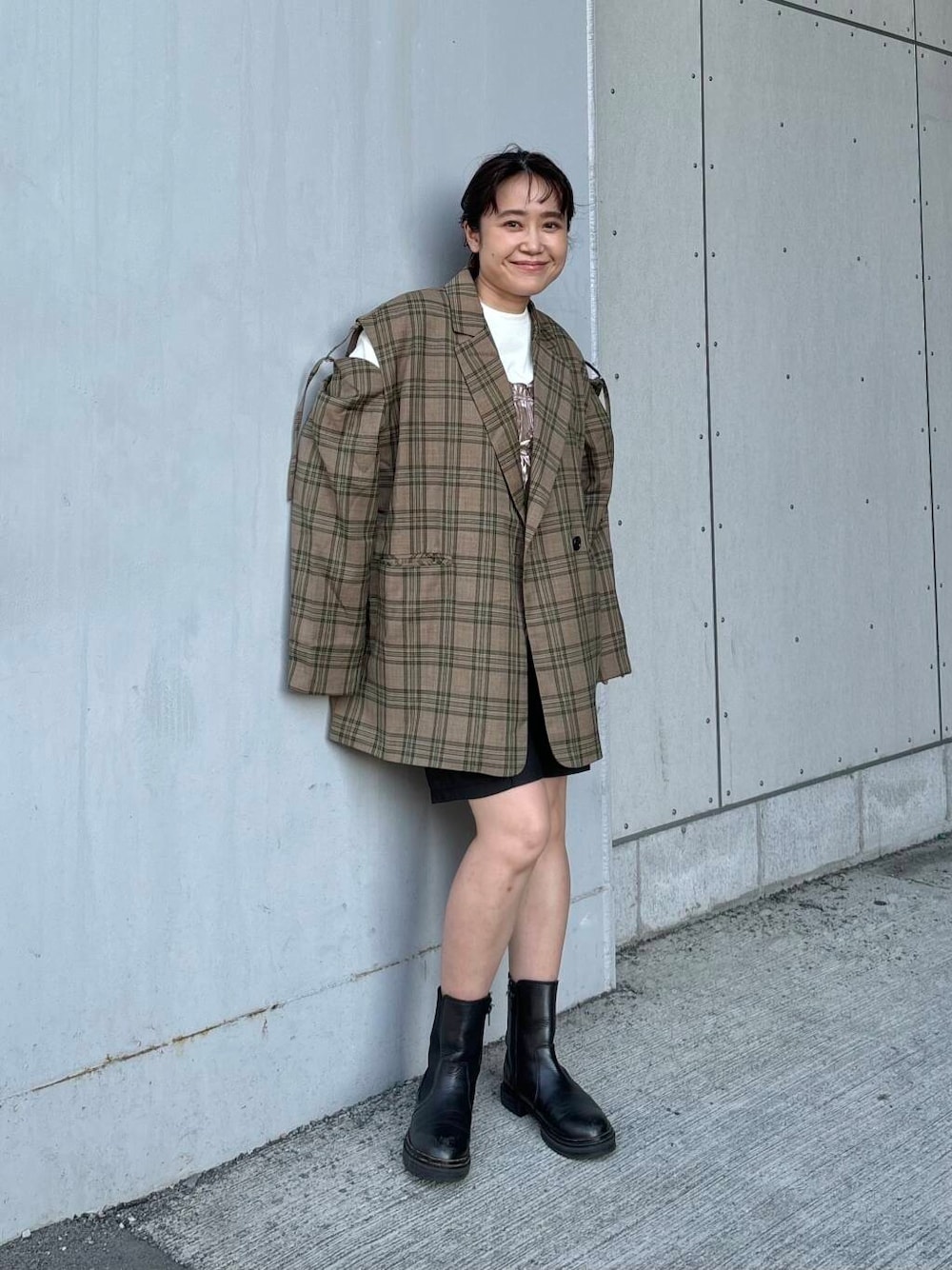 「チェック、ジャケット、ブーツ、Tシャツ、秋、レイヤード、低身長、ショートパンツ、キャミ、秋スタイル、骨格ストレート、ストレート×低身長」｜「KBFのリムーバルスリーブチェックジャケット（テーラードジャケット、グリーン系）」を使った、IMOKOさん（レディース・148cm）の夏コーディネートの1枚目の写真