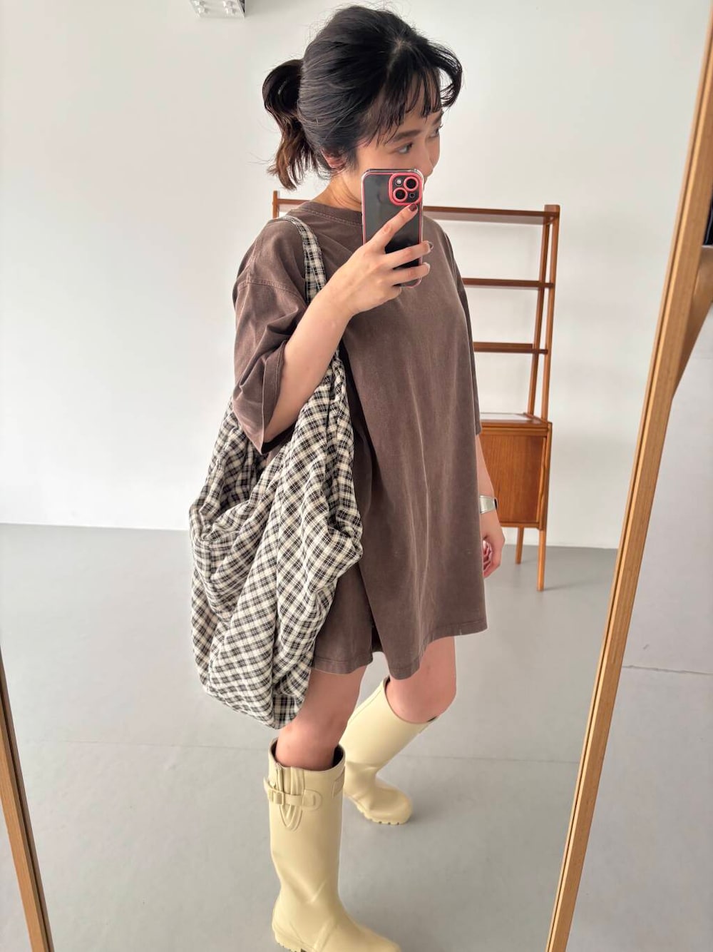 「カジュアル、オーバーサイズ、KBF、ロングブーツ、低身長、ロゴtee、bigtee、tee、レインブーツ、骨格ストレート、初夏のお出かけコーデ、ストレート×低身長、sip2412、チェックバック」｜「KBFのヴィンテージライクBIGTEE（Tシャツ/カットソー、ブラウン系）」を使った、IMOKOさん（レディース・148cm）の春コーディネートの1枚目の写真
