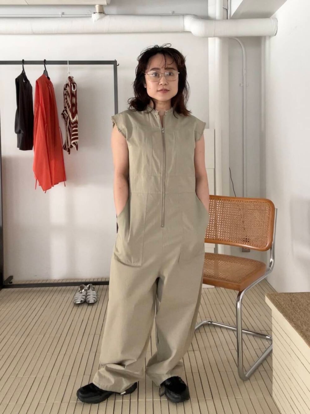 「Tシャツ、オーバーサイズ、ボーダー、KBF、オーバーオール、ニット帽、低身長、春コーデ、ショートパンツ、春スタイル、春カラーコーデ、骨格ストレート、春アウターコーデ、ストレート×低身長、sip2412」｜「KBFのフロントZIPジャンプスーツ（サロペット/オーバーオール、グリーン系）」を使った、IMOKOさん（レディース・148cm）の春コーディネートの1枚目の写真