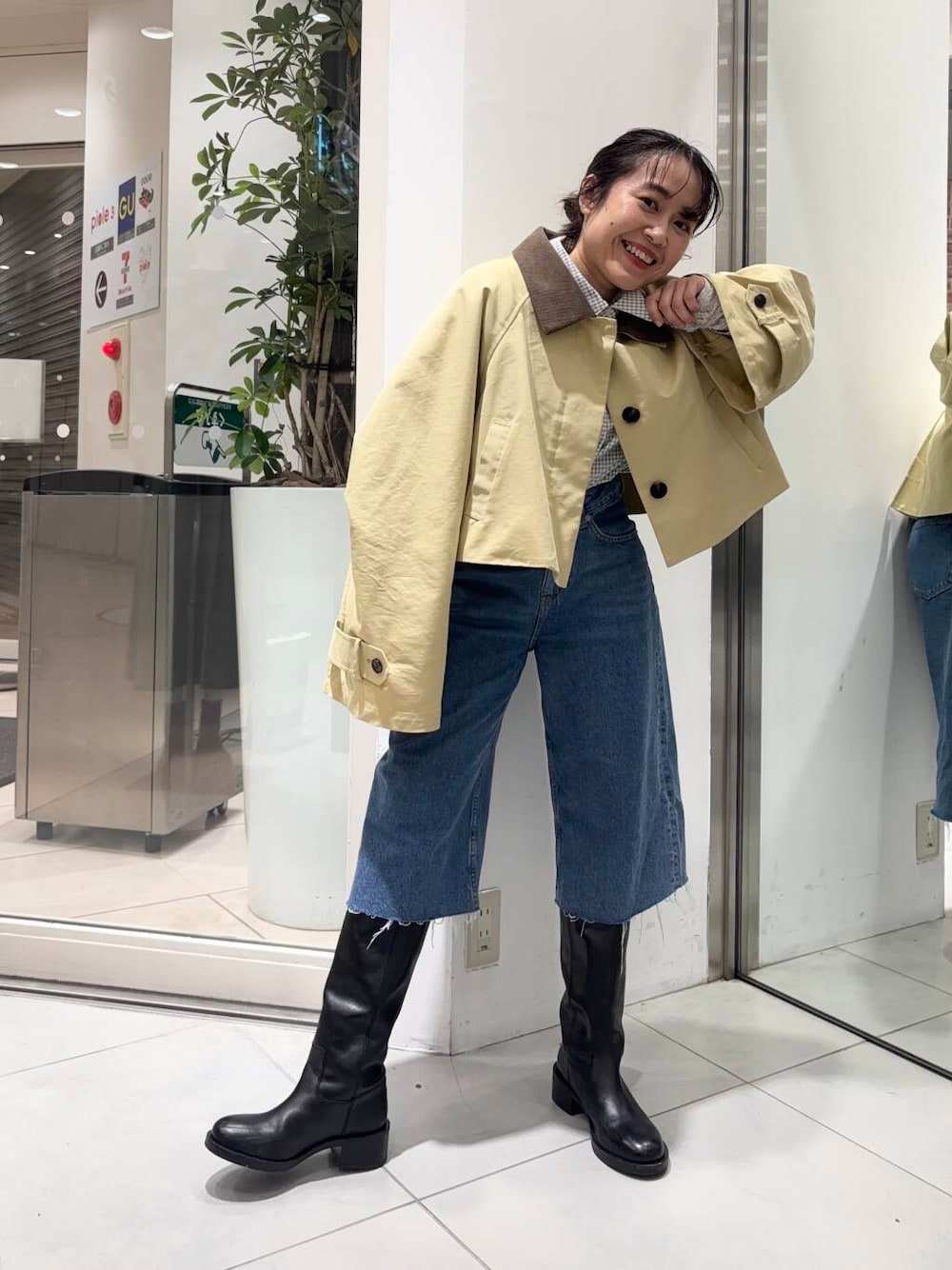 「デニム、ワイドパンツ、チェック、チェックシャツ、ジャケット、KBF、レイヤード、シューズ、ロングブーツ、低身長、バイカラー、春スタイル、ストレート×低身長、sip2412」｜「KBFのBACKフレアショートジャケット（その他アウター、ベージュ系）」を使った、IMOKOさん（レディース・148cm）の冬コーディネートの1枚目の写真