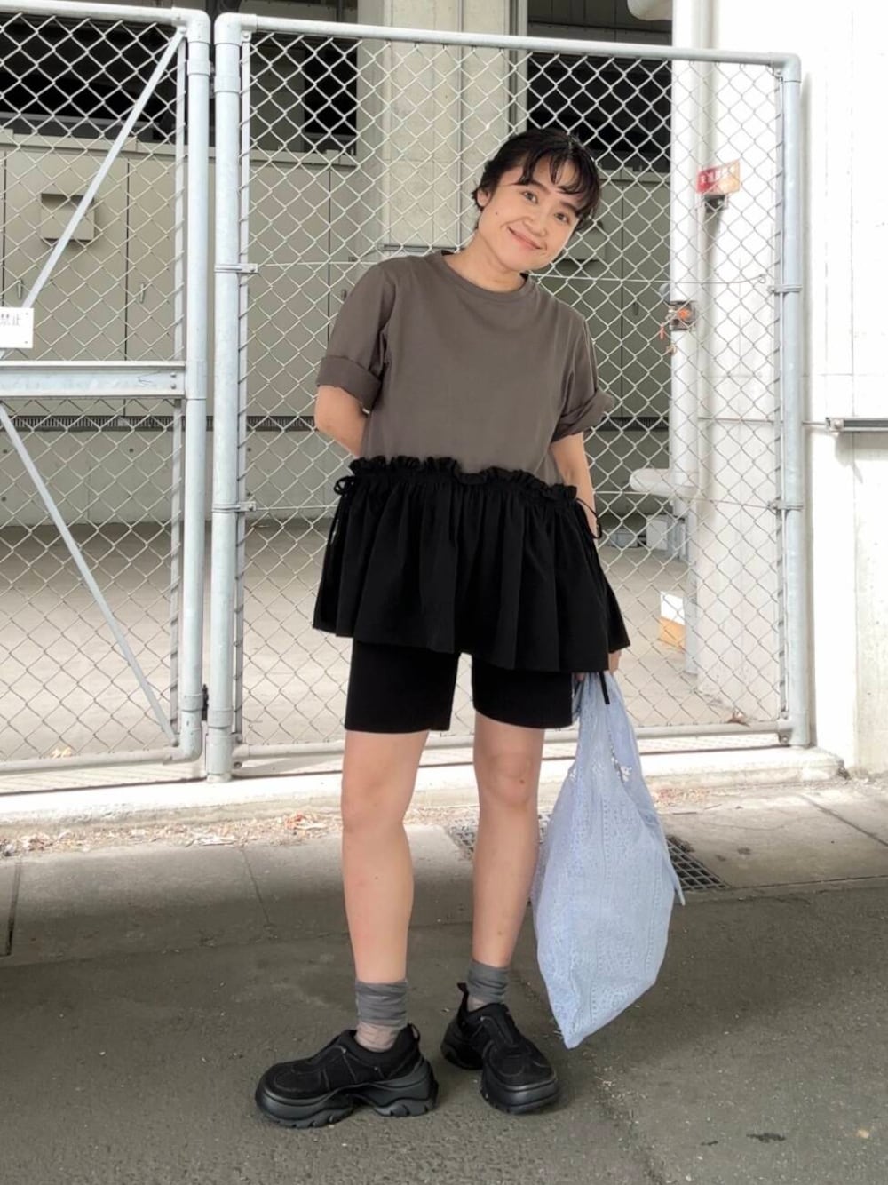 「ブラック、ブラウス、KBF、シューズ、レース、ペプラム、低身長、ショートパンツ、骨格ストレート、スパッツ、ショルダーバック、バック、初夏のお出かけコーデ、シャツが主役の夏コーデ、sip2412」｜「KBFのシアーエンブロイダリーBAG（ショルダーバッグ、ブルー系）」を使った、IMOKOさん（レディース・148cm）の夏コーディネートの1枚目の写真