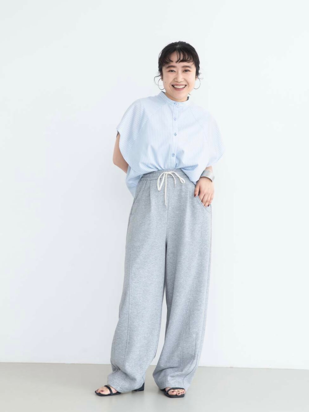 「シャツ、カジュアル、スウェット、サンダル、KBF、ストライプ、低身長、ストラップ、スウェットパンツ、骨格ストレート、初夏のお出かけコーデ、スリムストラップサンダル、sip2412、kbfで選ぶ夏」｜「KBFのカーブスウェットパンツ（その他パンツ、グレー系）」を使った、IMOKOさん（レディース・148cm）の夏コーディネートの1枚目の写真