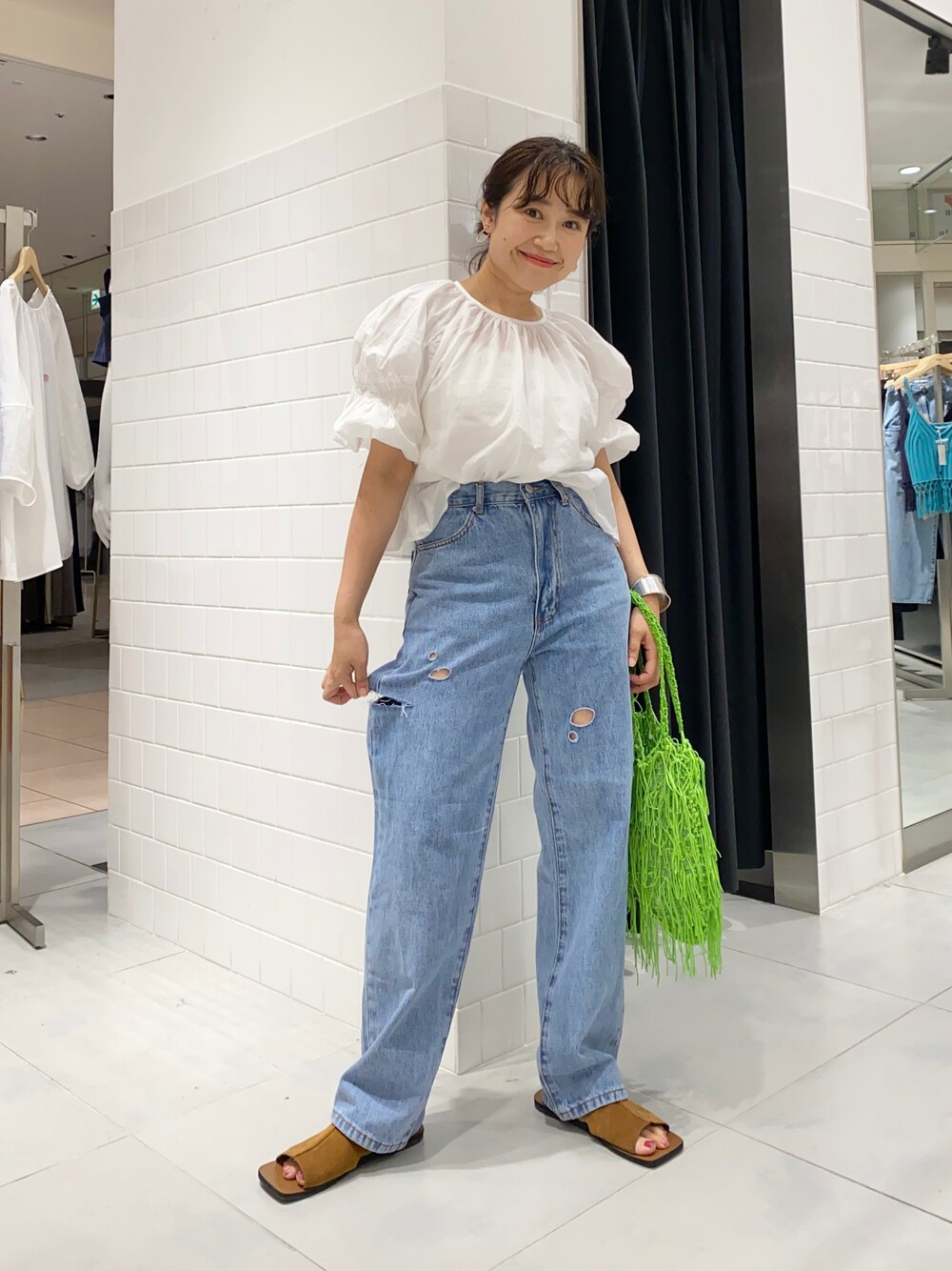 ベージュ系のシャツ/ブラウス、ブルー系のデニムパンツ、イエロー系のサンダルを着用したレディースの夏コーディネートの1枚目の写真