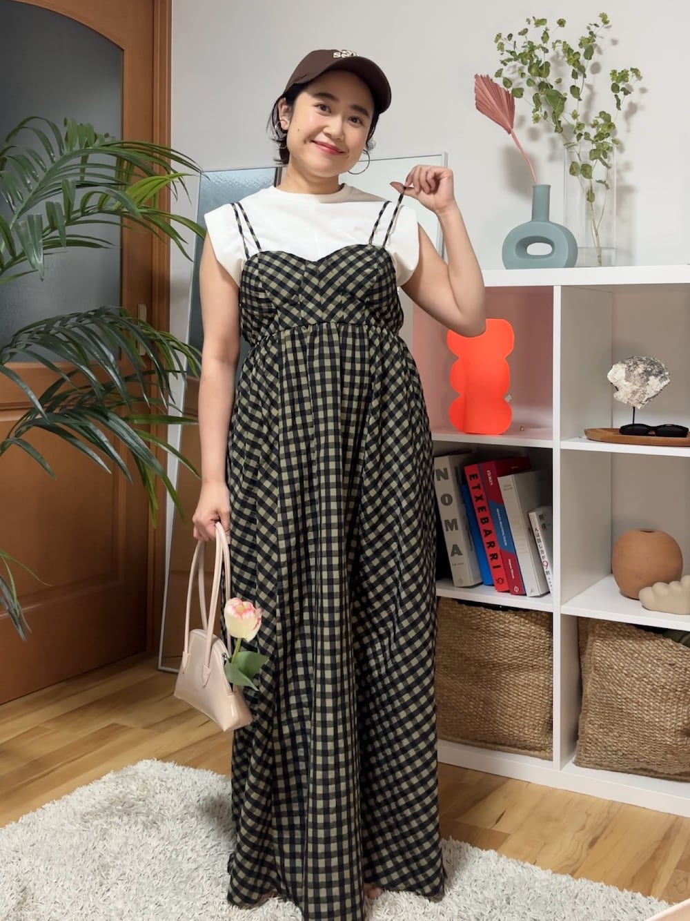 「モノトーン、お出かけコーデ、プチプラ、キャミワンピ、ワンピース、キャップ、春夏コーデ、低身長コーデ、骨格ストレート、KBF」｜「KBFのスイッチングマキシキャミワンピース（ワンピース、グリーン系）」を使った、IMOKOさん（レディース・148cm）の春コーディネートの1枚目の写真